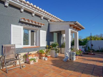 Terrasse extérieure et porche