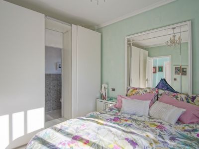 Chambre avec salle de bains en suite