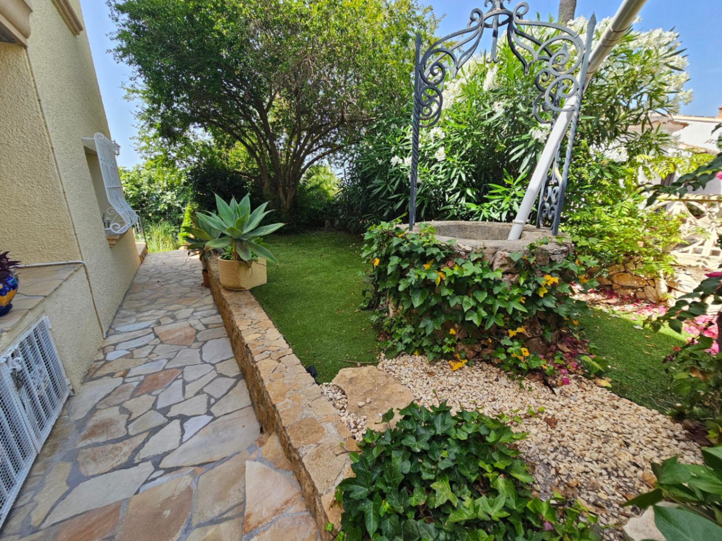 Jardin et allée extérieure Jardin et allée extérieure