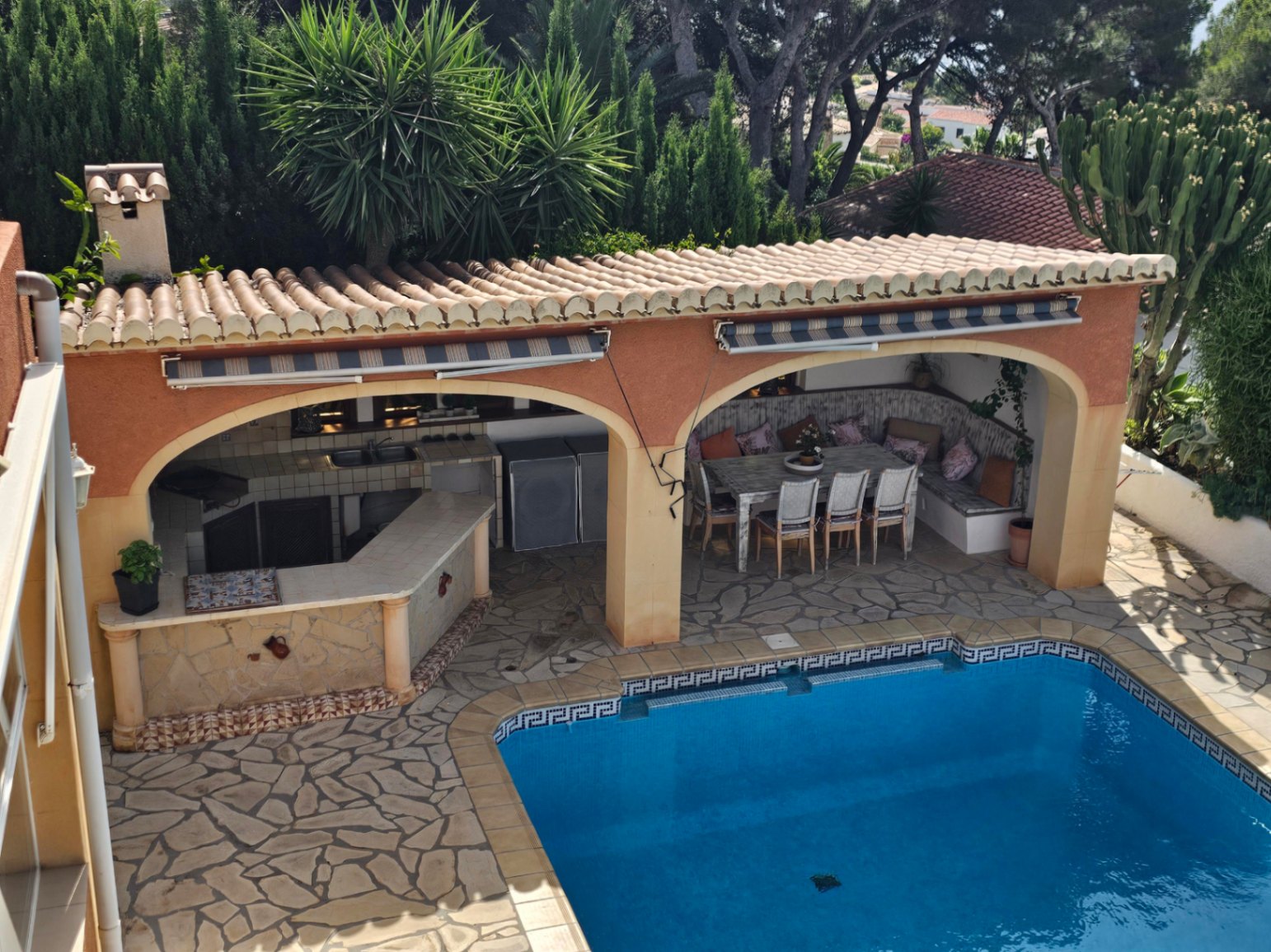 Piscine et espace barbecue Piscine et espace barbecue