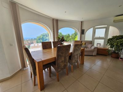 Salle à manger avec vue mer