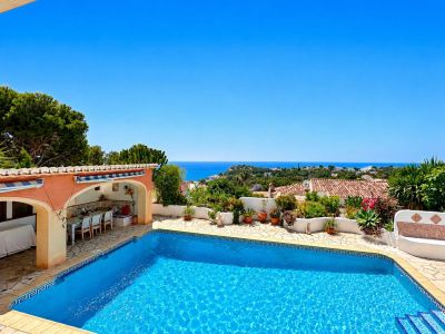 Piscine avec vue sur la mer