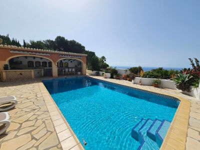 Piscine avec vue sur mer