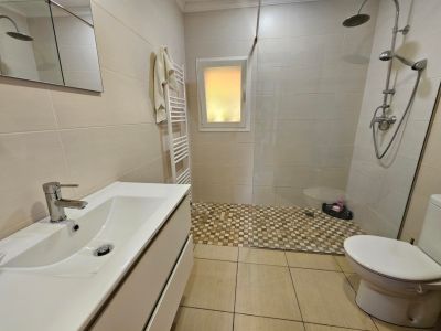 Salle de bains avec douche