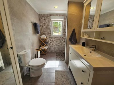 Salle de bains avec douche