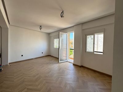 Salon avec accès au balcon