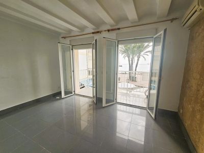Salon avec accès au balcon