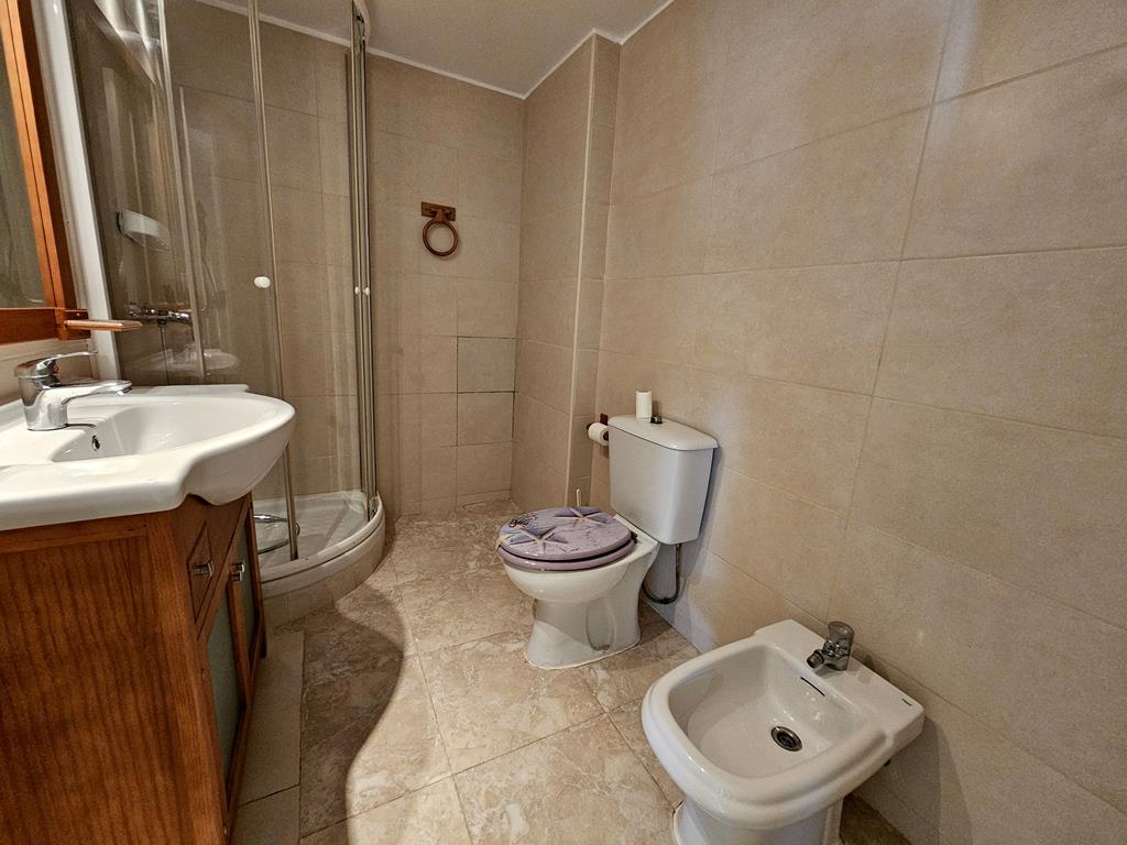 Salle de bain avec douche