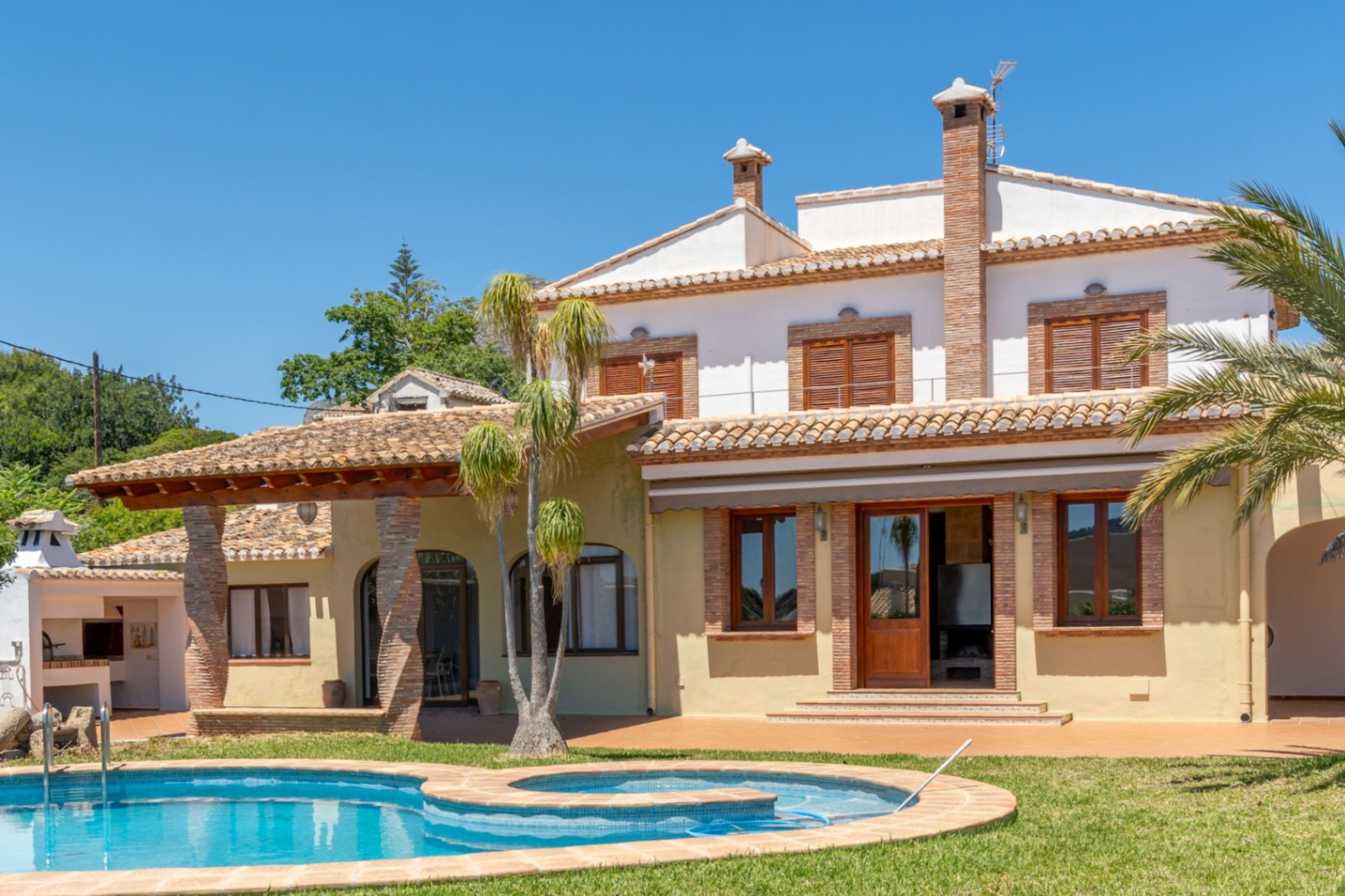 Extérieur de la villa avec piscine