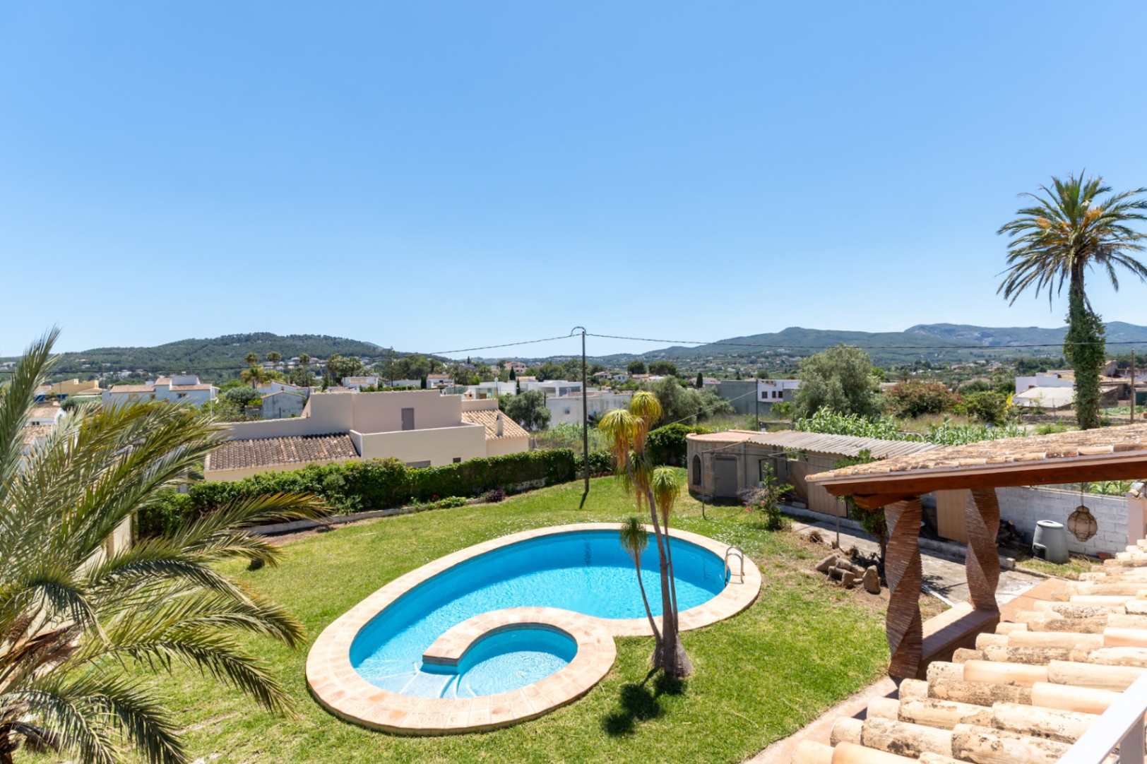 Jardin avec piscine