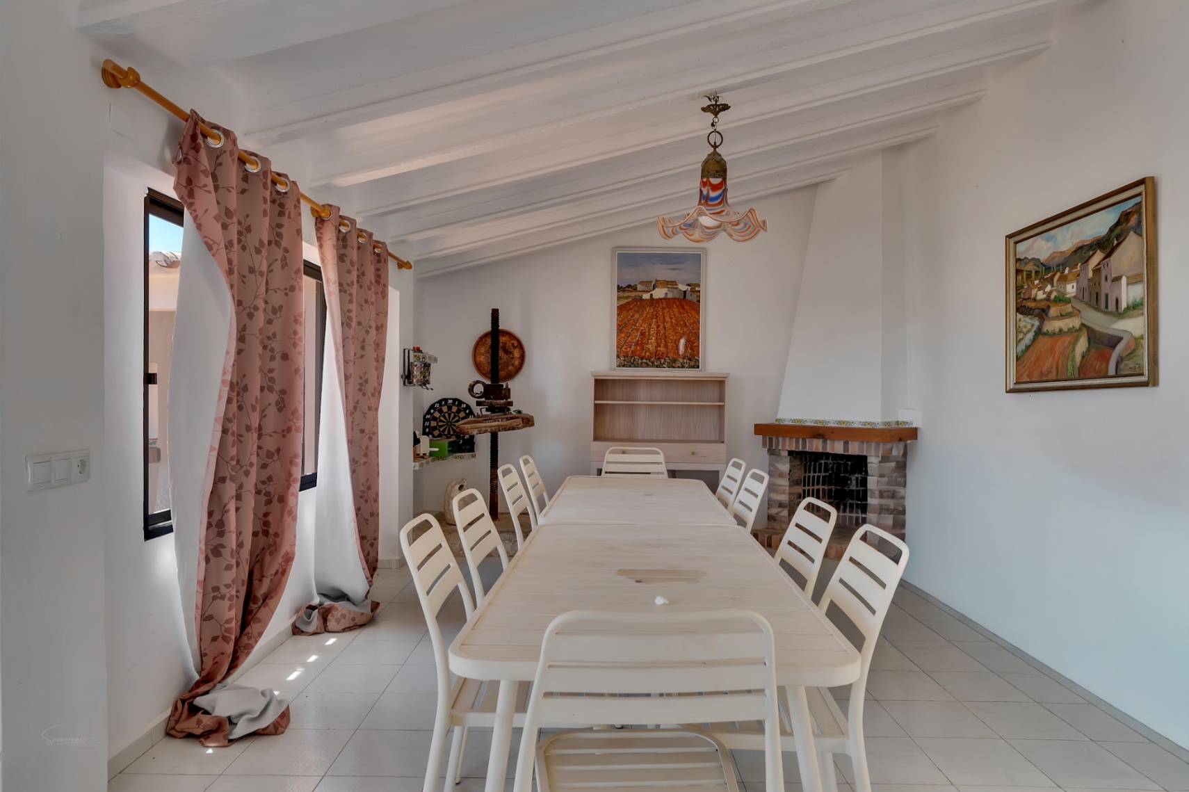 Salle à manger avec cheminée