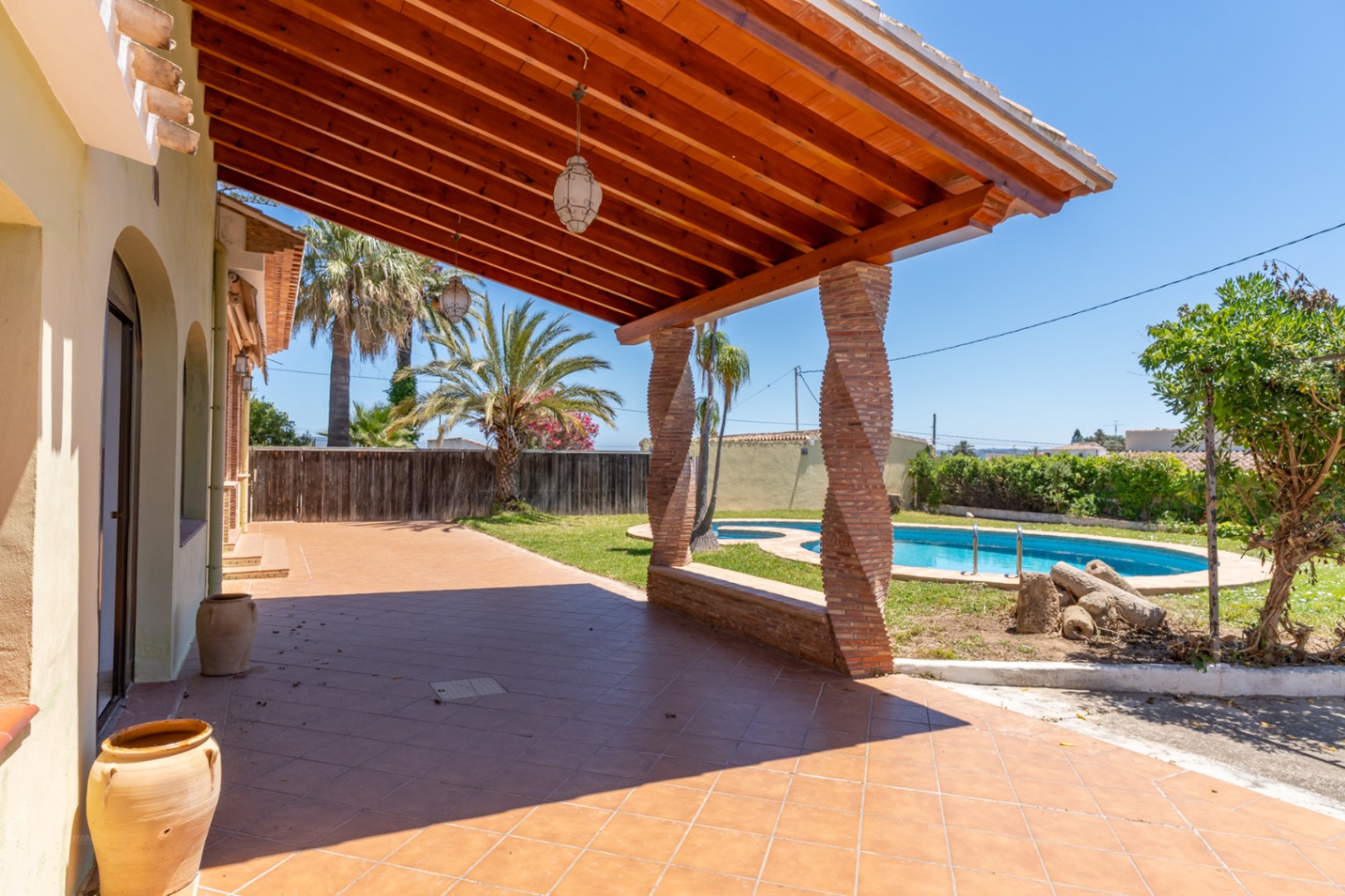 Terrasse couverte avec piscine