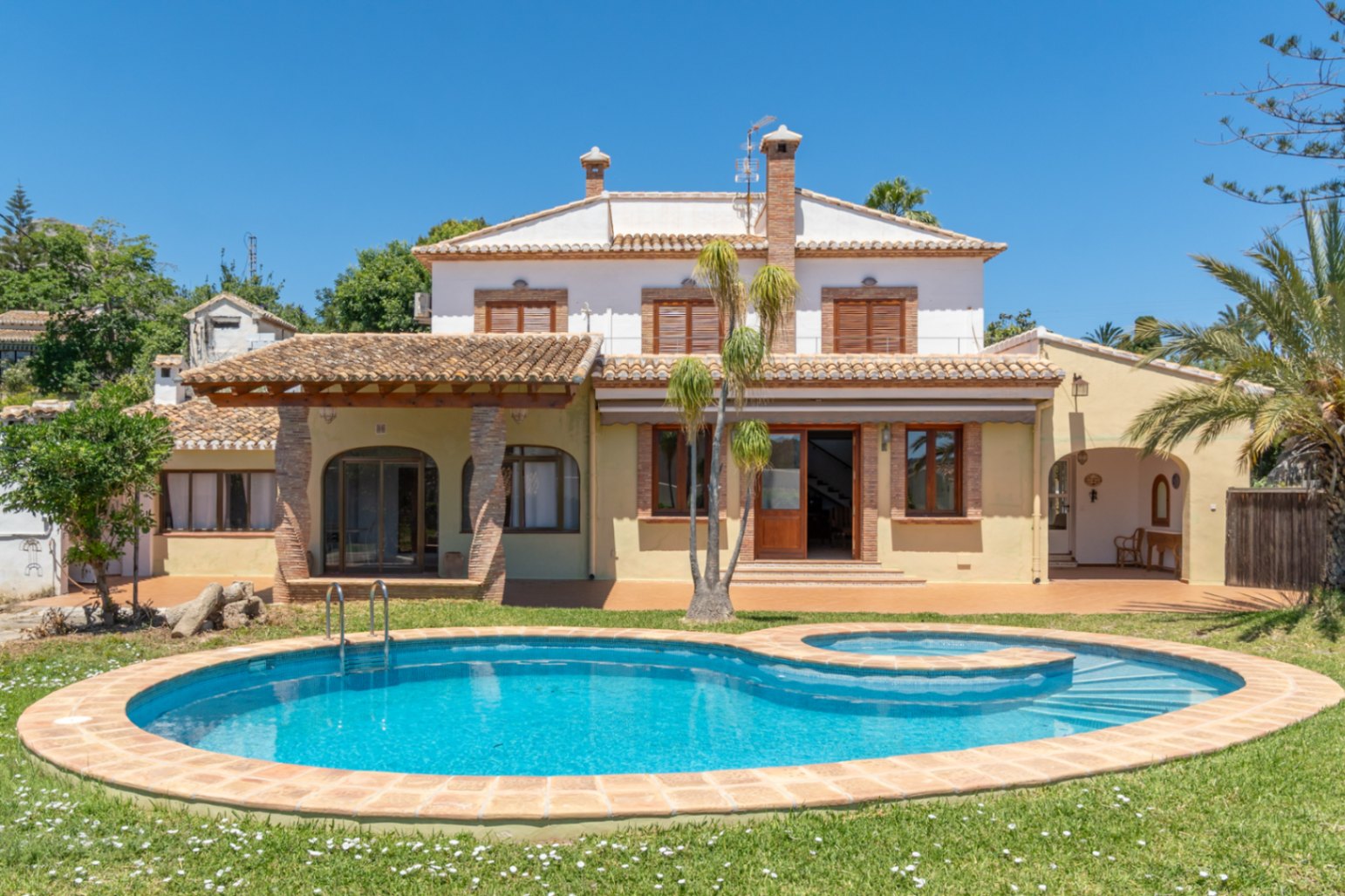 Extérieur de la villa avec piscine