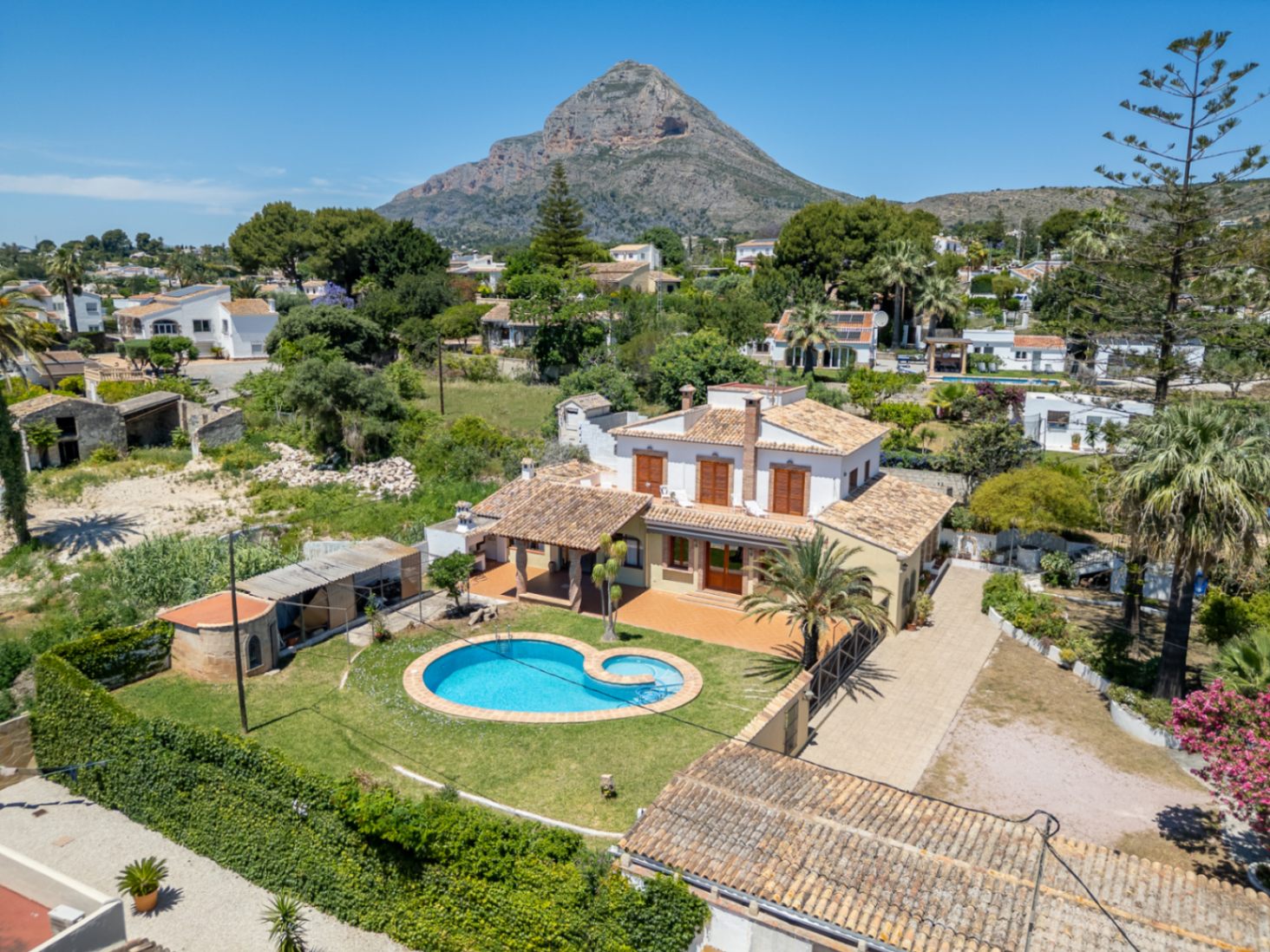 Vue aérienne de la villa avec piscine