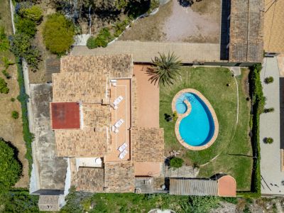 Vue aérienne de maison avec piscine