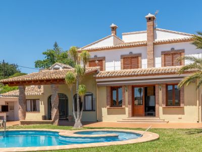 Extérieur de la villa avec piscine