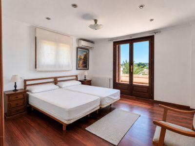 Chambre avec accès au balcon