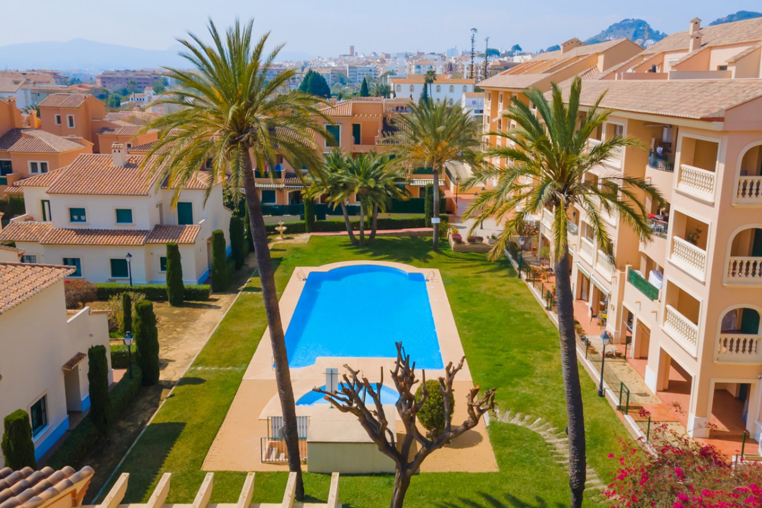 Piscine et jardin communautaires