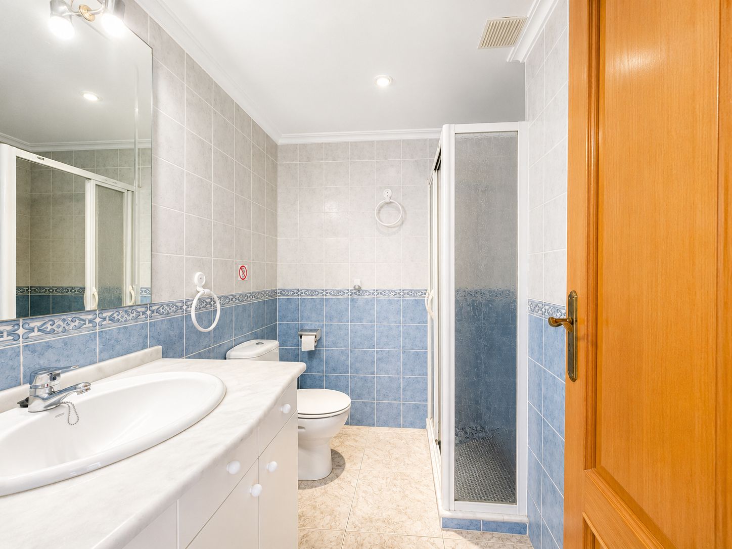 Salle de bains avec douche