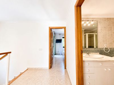 Couloir et accès à la salle de bain