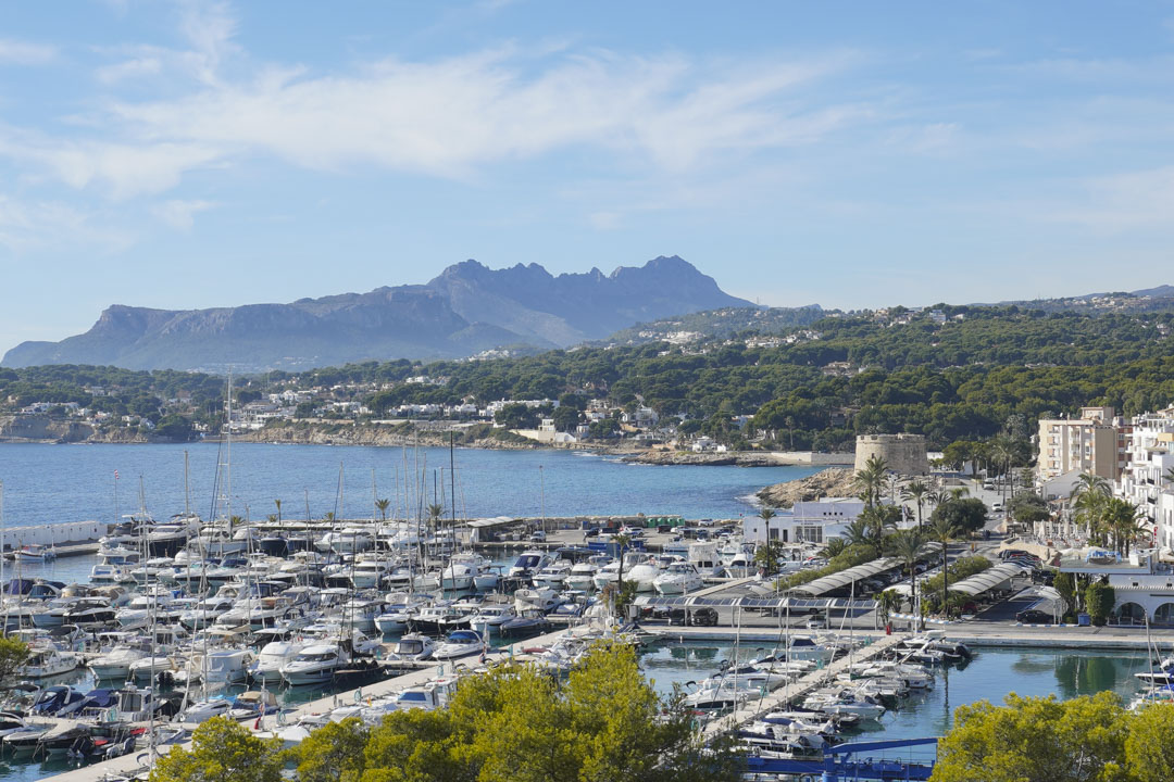 Vue sur le port de Moraira