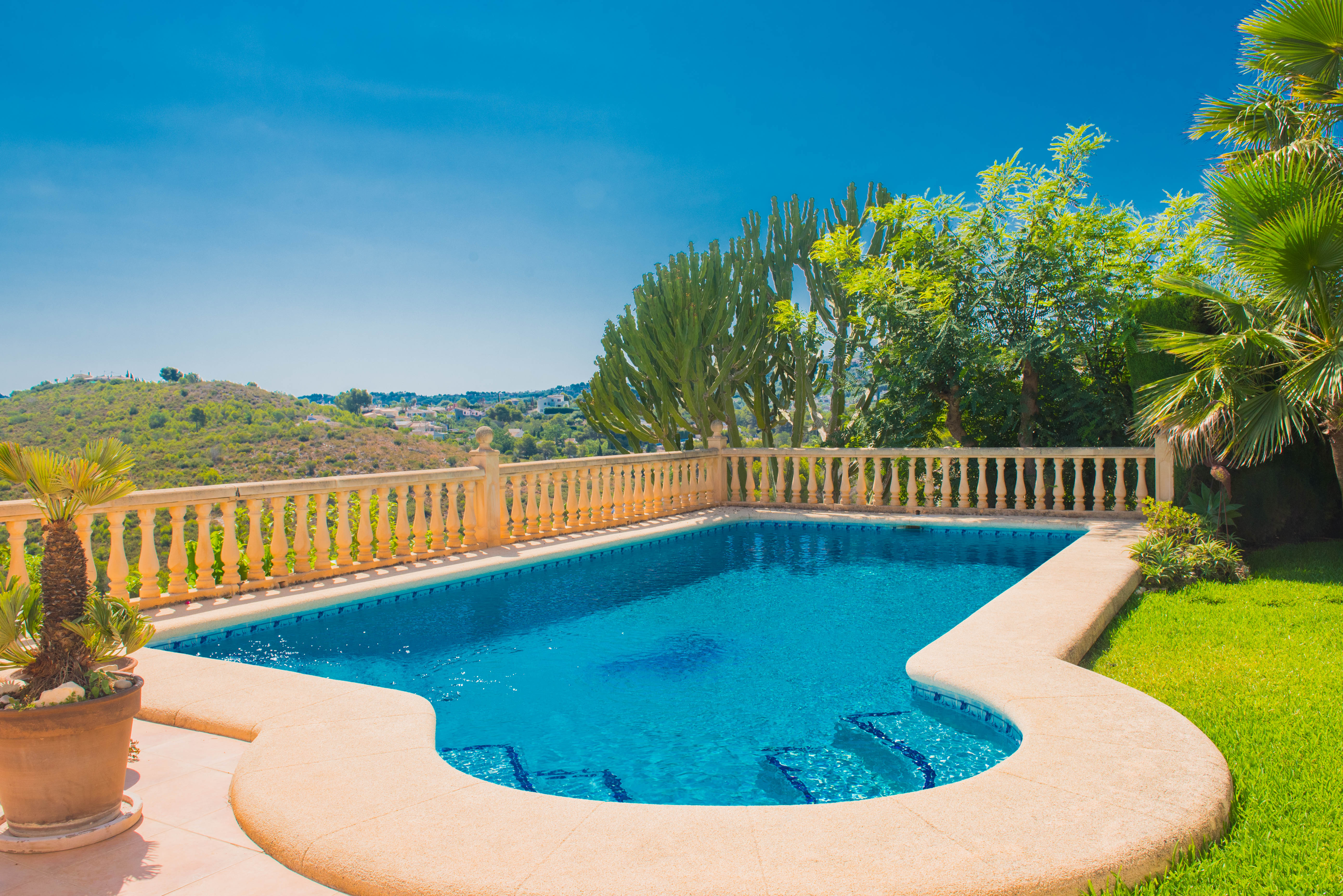 Villa à vendre à Jávea, vue sur la mer et grand terrain