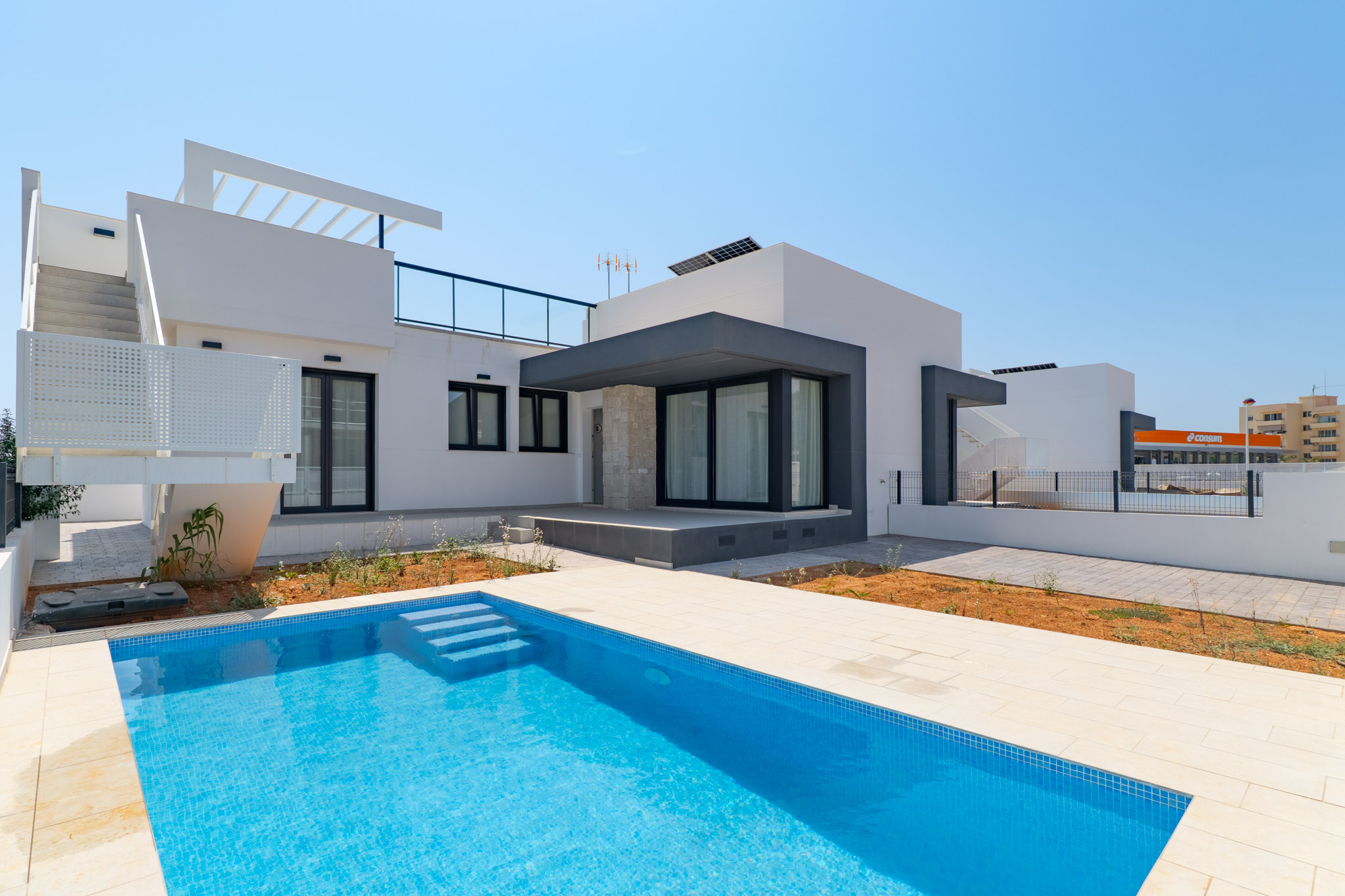 Extérieur de la villa avec piscine Extérieur de la villa avec piscine
