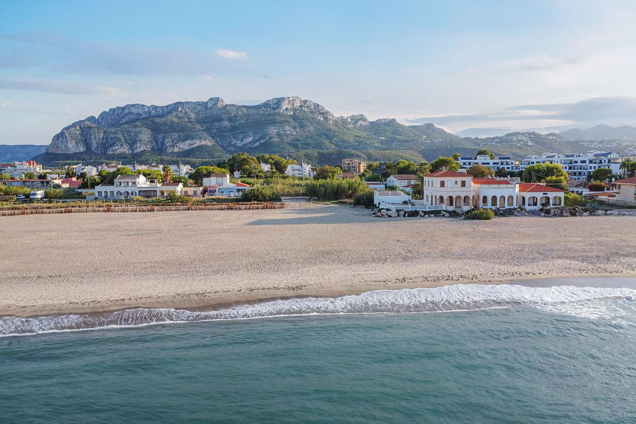 Vue aérienne de la plage et montagnes Vue aérienne de la plage et montagnes
