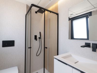 Salle de bains avec douche