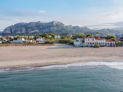 Vue aérienne de la plage et montagnes