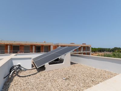 Toit-terrasse avec panneaux solaires