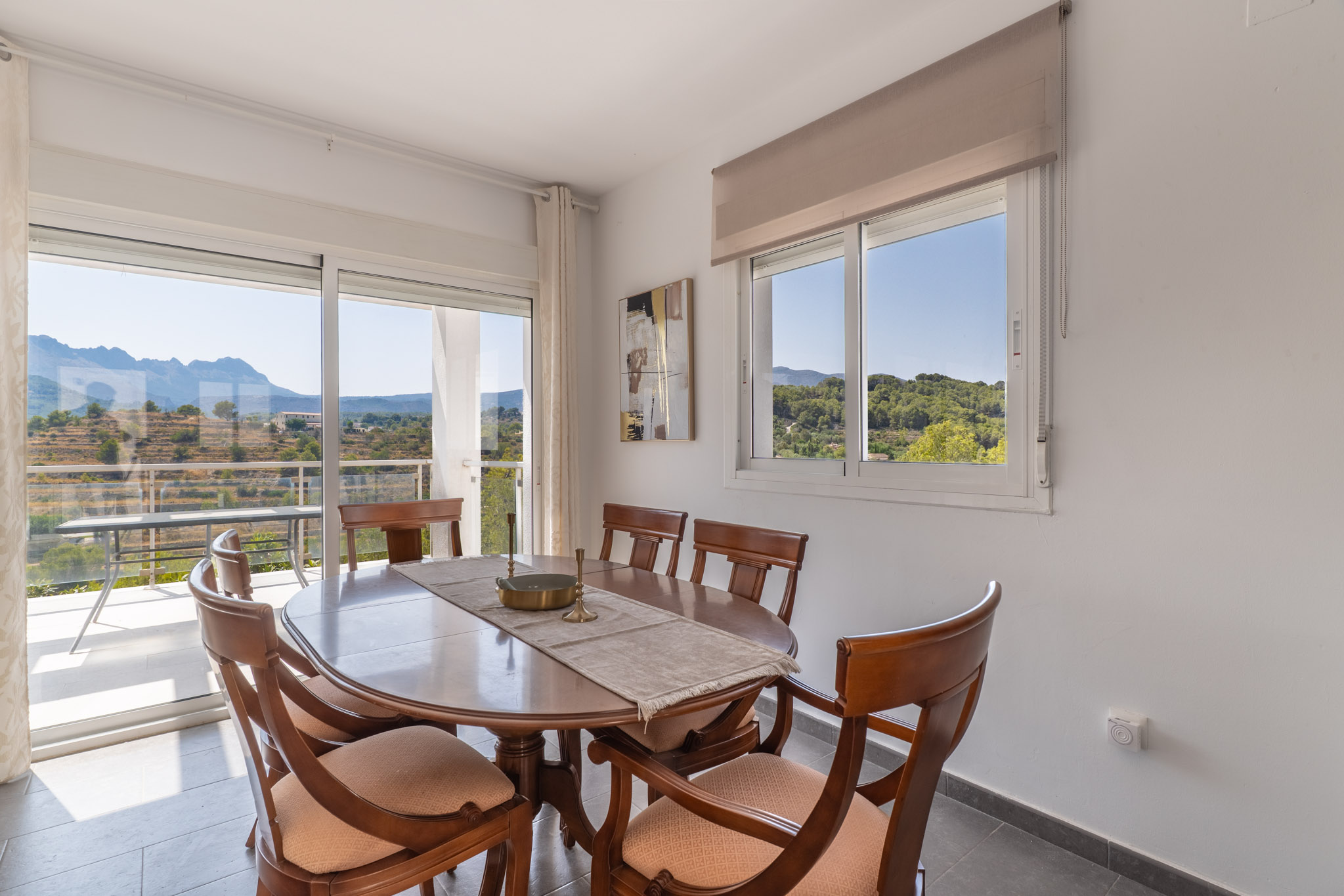 Salle à manger avec vue montagne