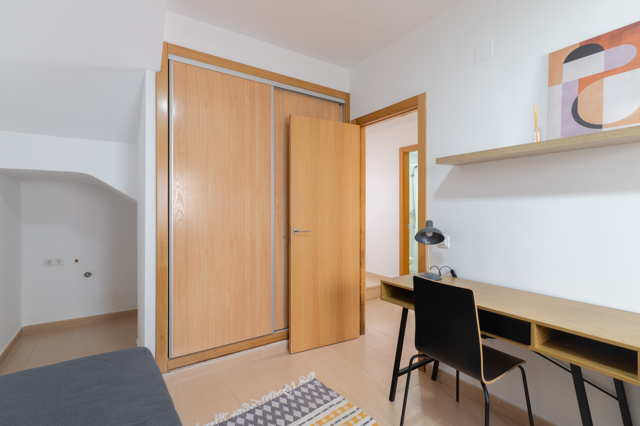 Chambre avec placard intégré