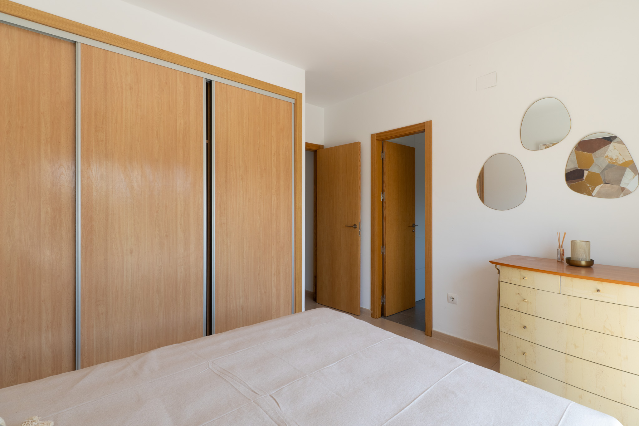 Chambre avec placard intégré