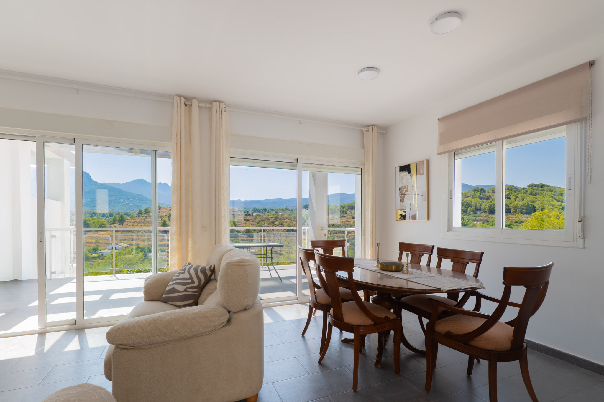 Salon avec vue sur les montagnes