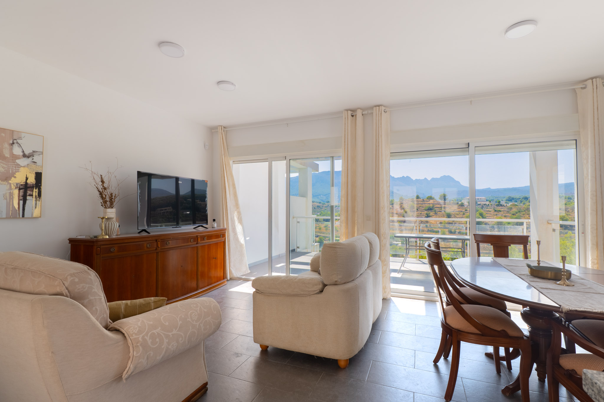 Salon-salle à manger avec vue