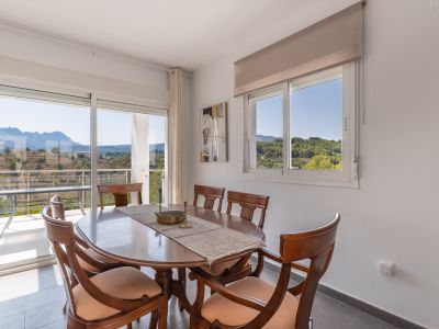 Salle à manger avec vue montagne