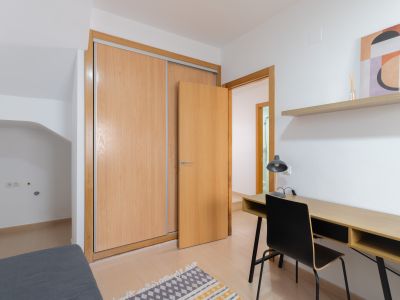 Chambre avec placard intégré
