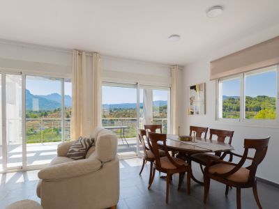 Salon avec vue sur les montagnes