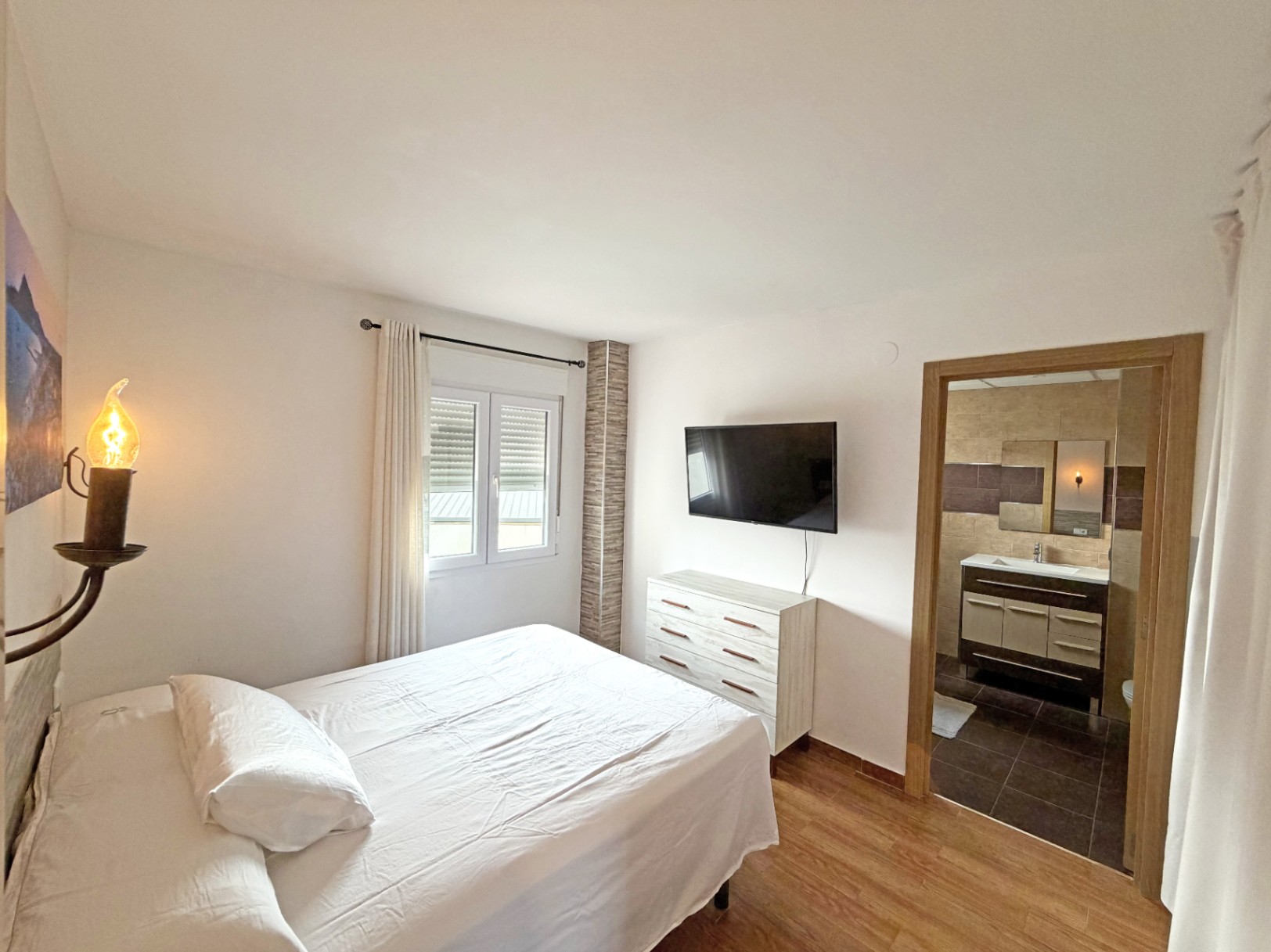 Chambre principale avec salle de bains Chambre principale avec salle de bains