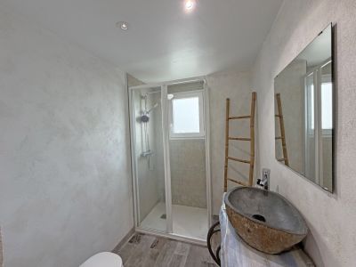 Salle de bains avec douche