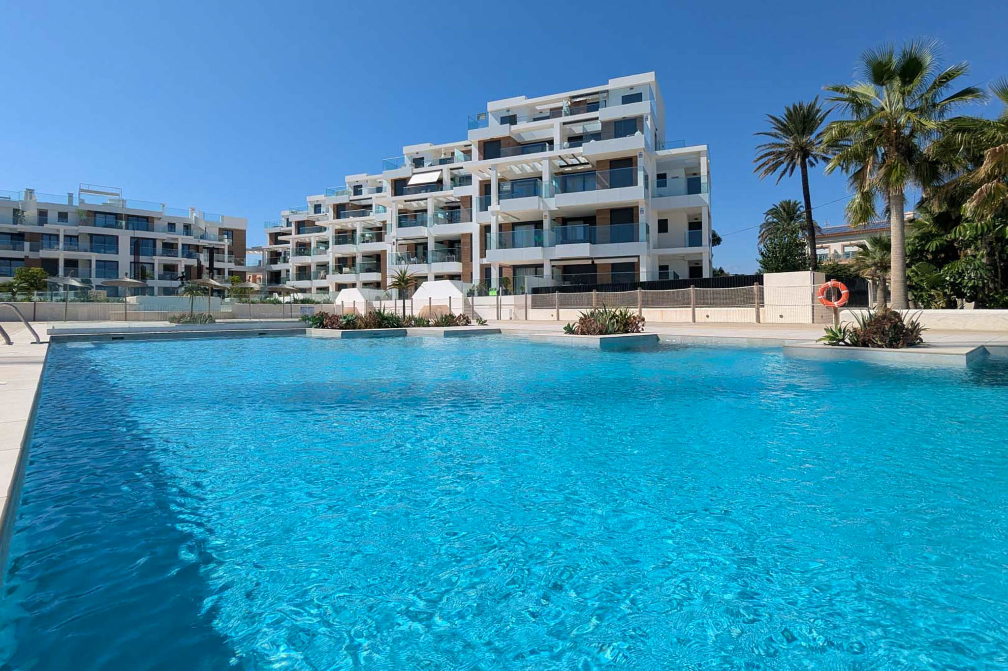 Piscine communautaire et complexe résidentiel