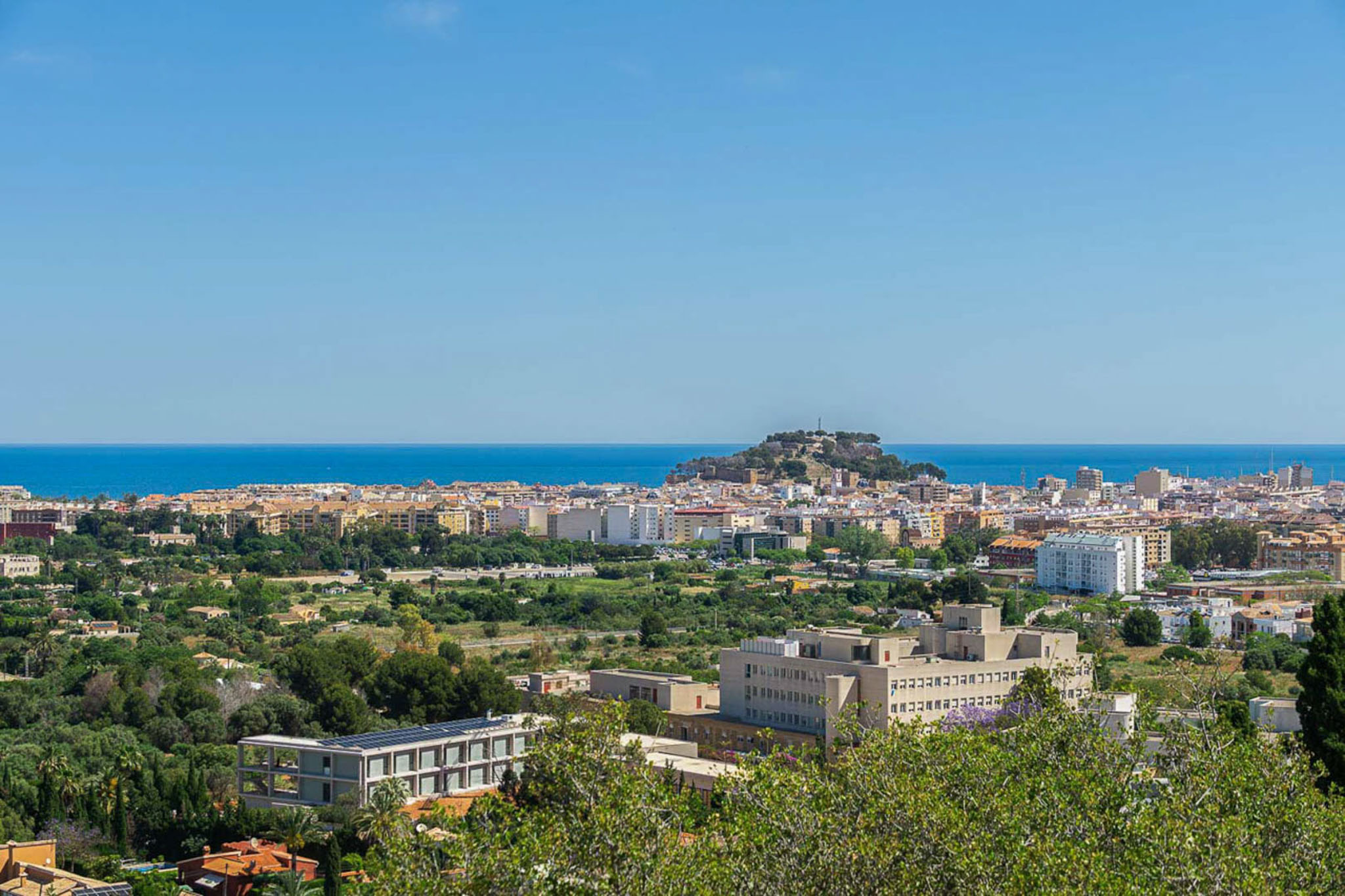 Vue sur mer et ville