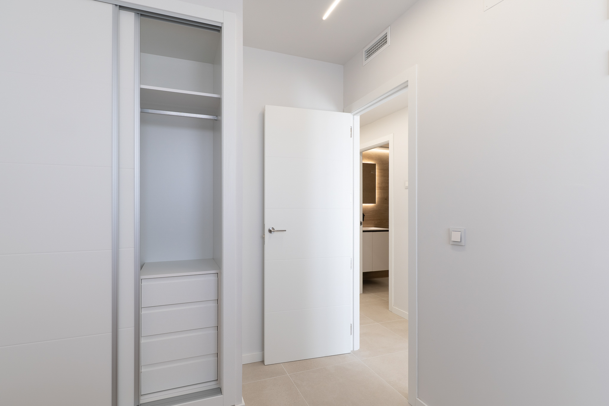 Chambre avec placard intégré