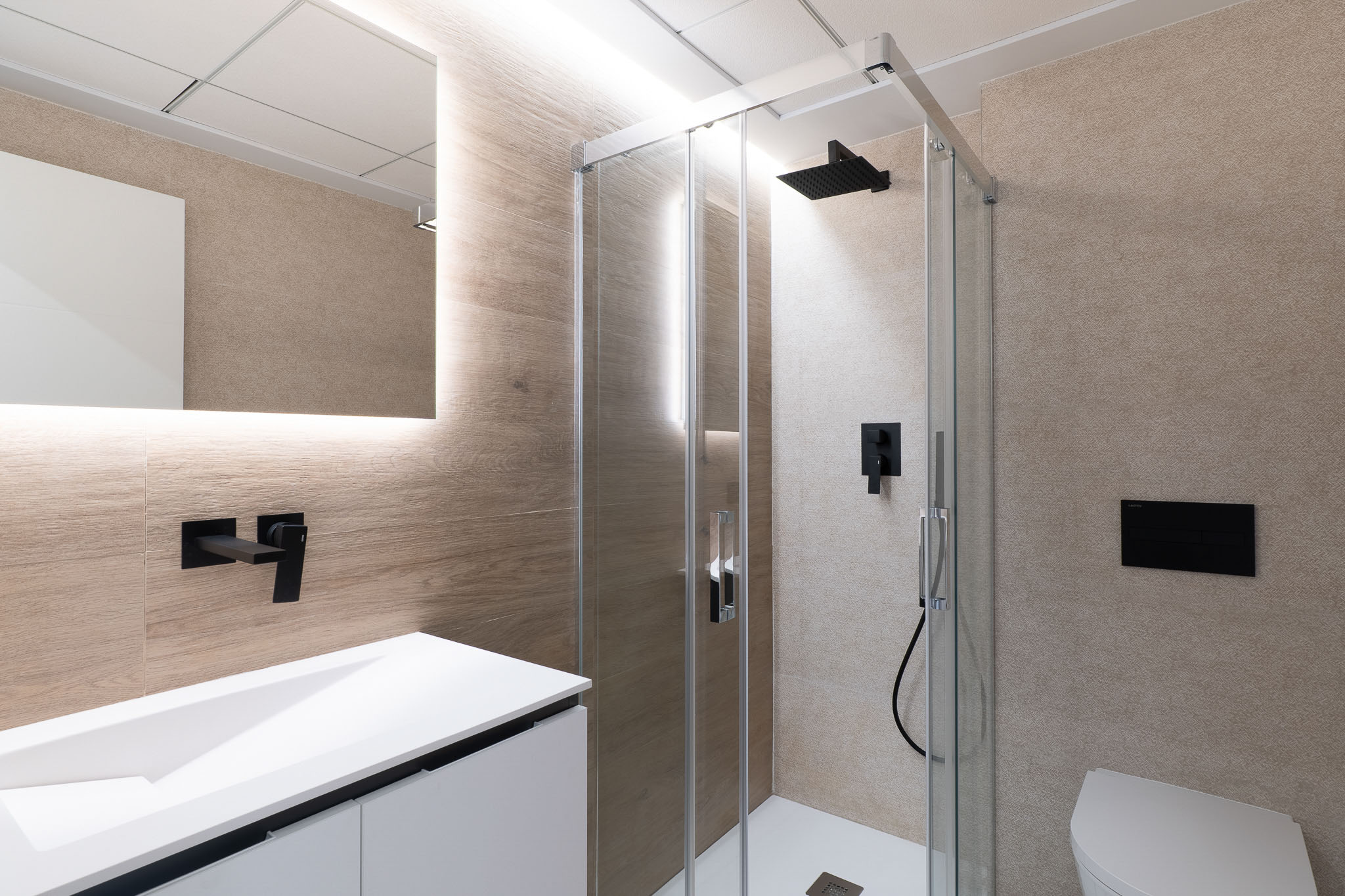Salle de bains avec douche