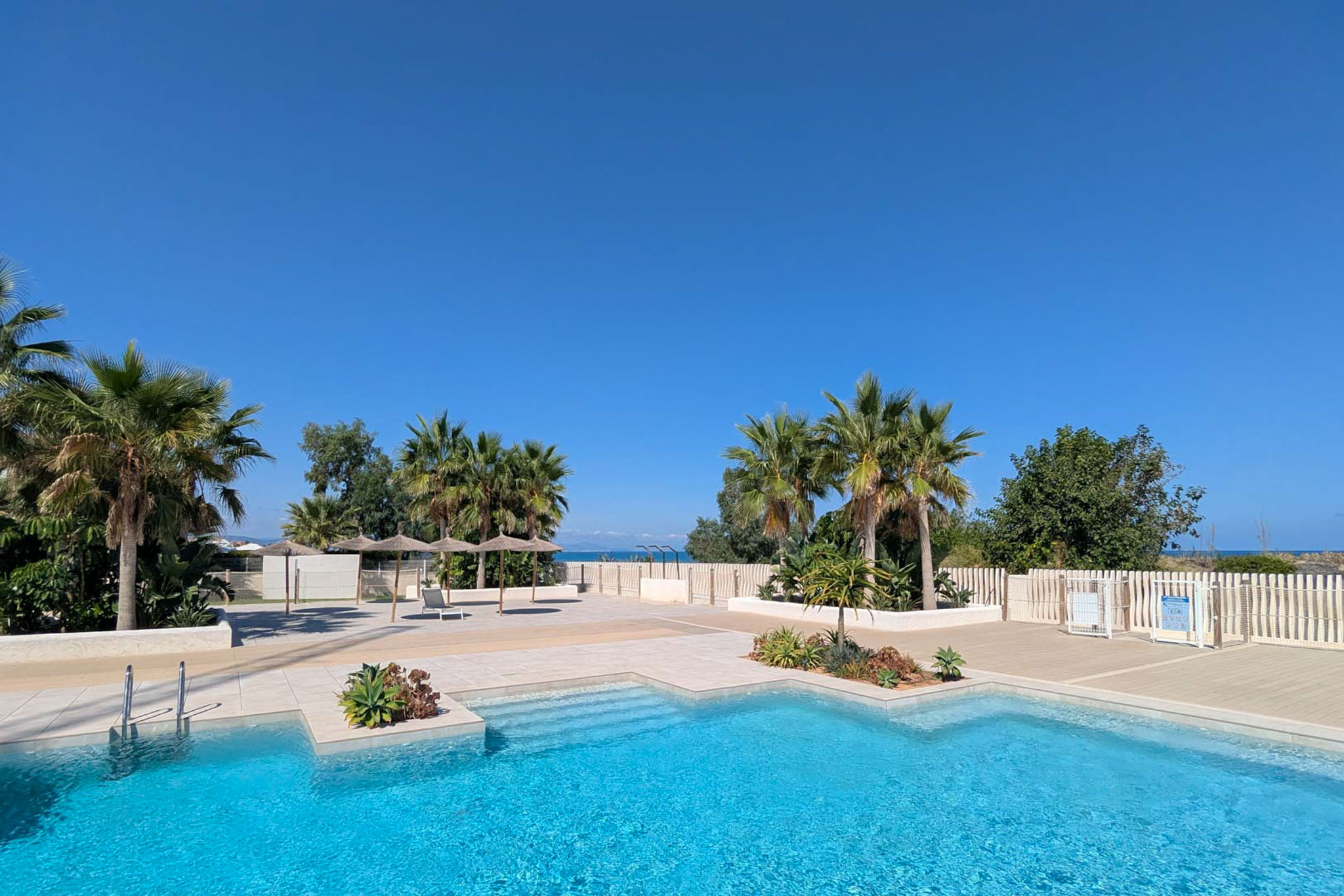 Piscine communautaire et jardins