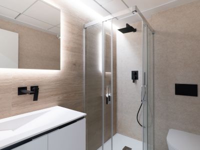 Salle de bains avec douche
