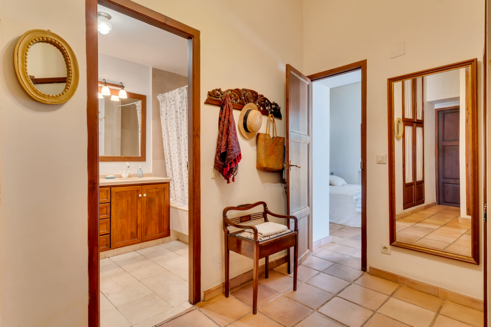 Couloir avec accès salle de bain