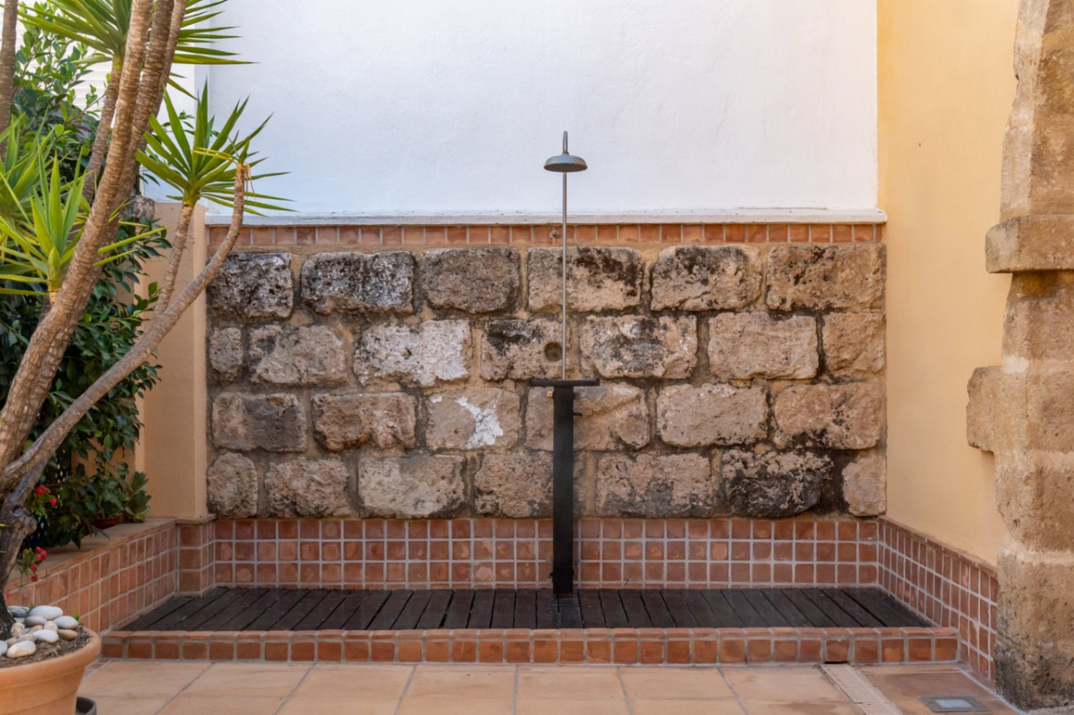 Douche extérieure dans le patio