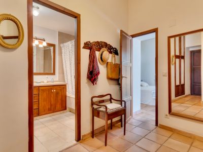Couloir avec accès salle de bain